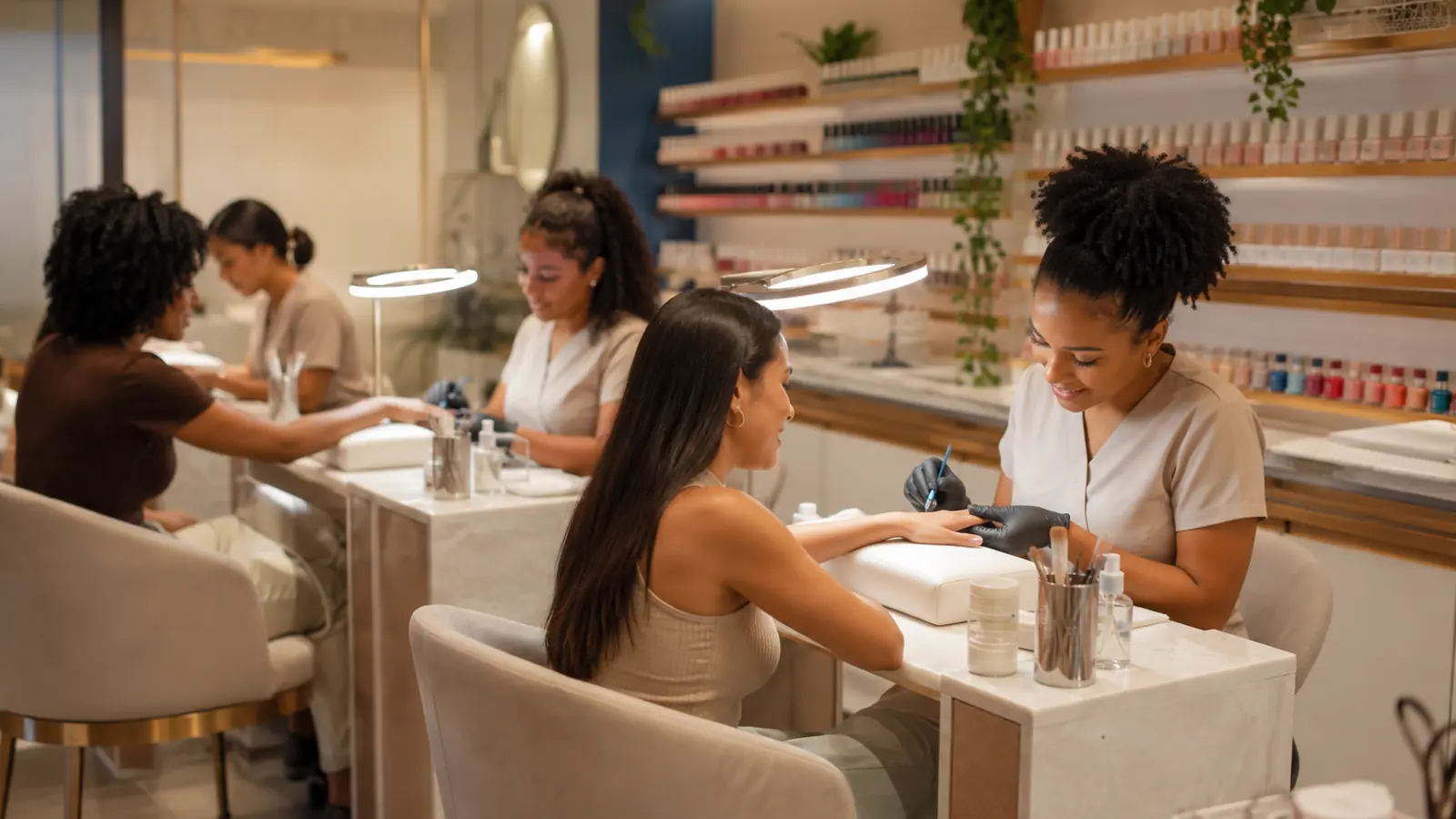 Esmalteria brasileira moderna com manicures atendendo clientes